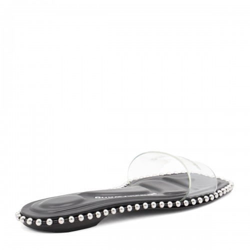 BLACK FLATS