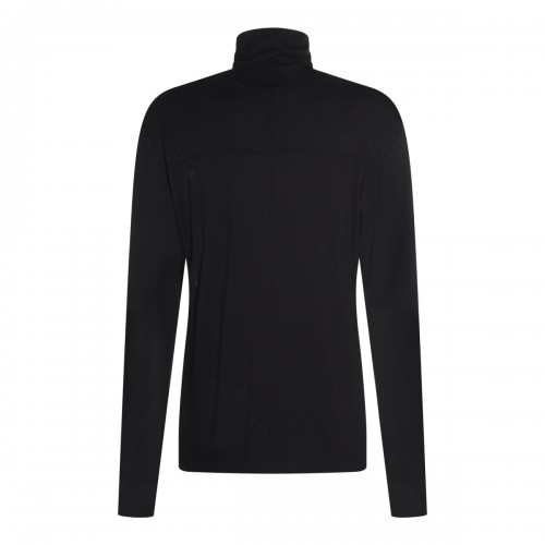 BLACK T-SHIRT