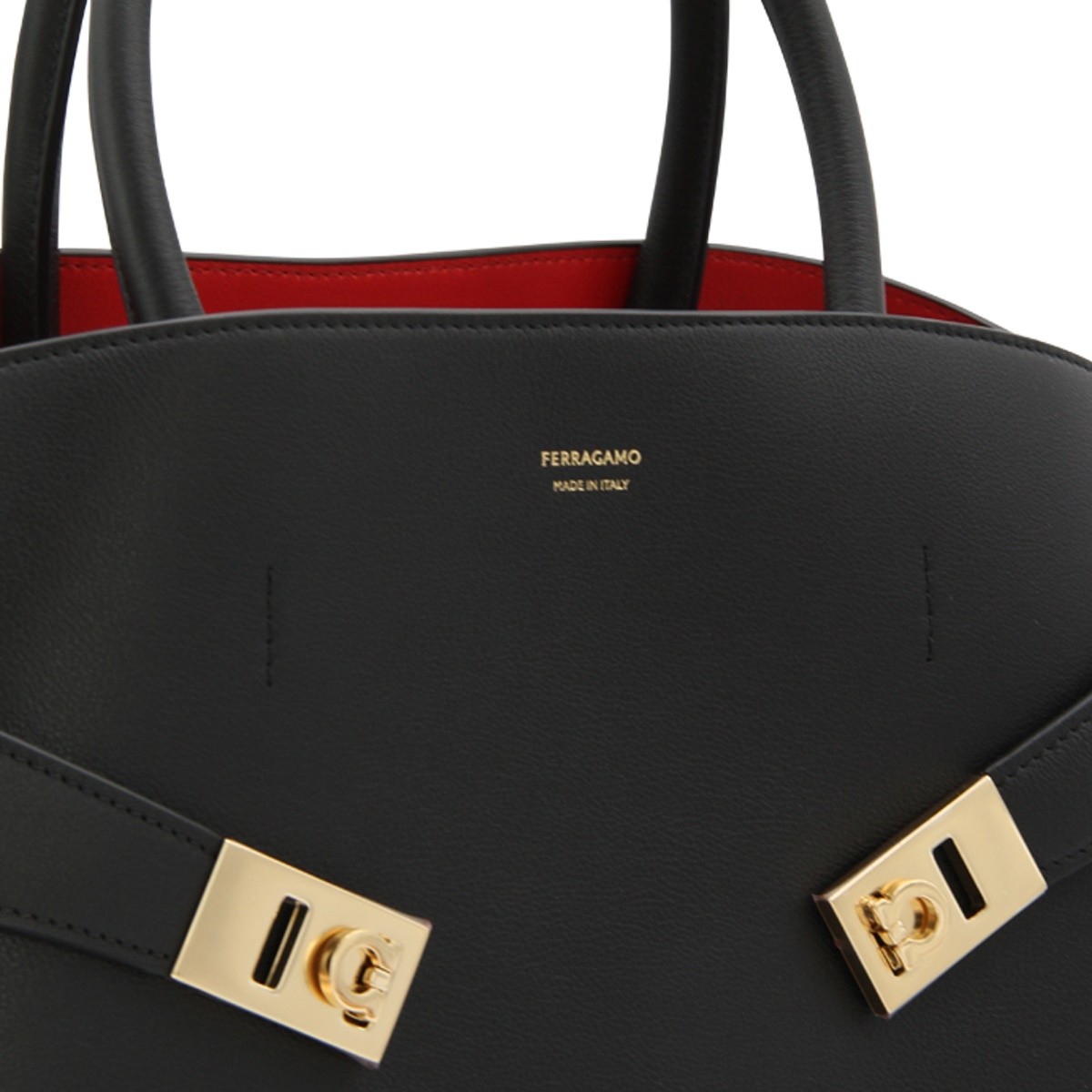 BLACK LEATHER HUG M SHOULDER BAG