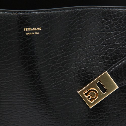 BLACK LEATHER HUG M SHOULDER BAG