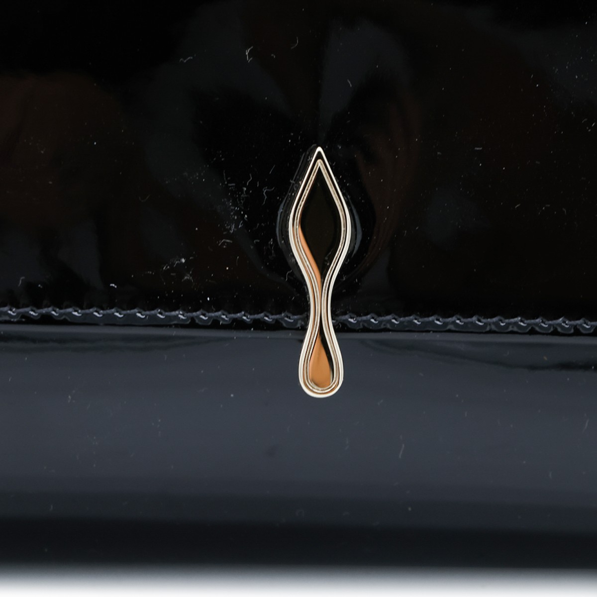 BLACK LEATHER BETTINA WALLET ON CHAIN