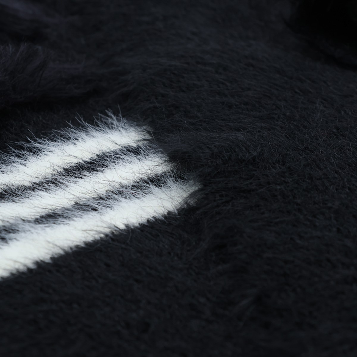 BLACK AND CORE WHITE SCARF